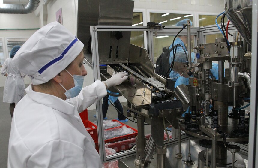 Мэр открыл новые производственные линии компании "Фаберлик" 14 фото