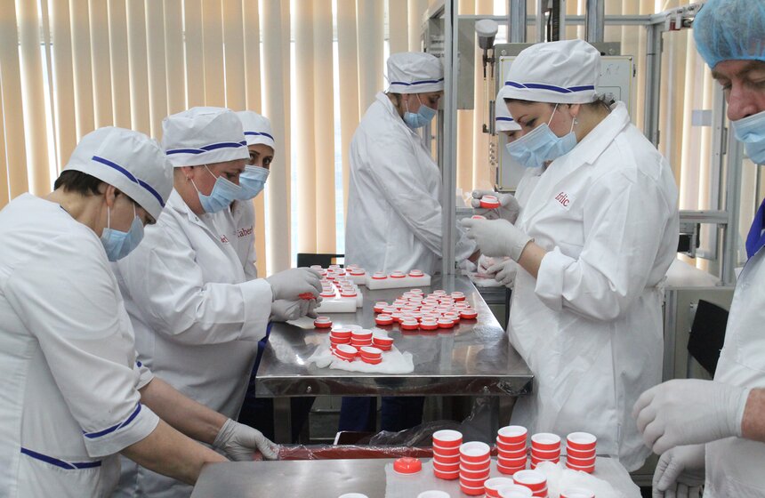 Мэр открыл новые производственные линии компании "Фаберлик" 8 фото