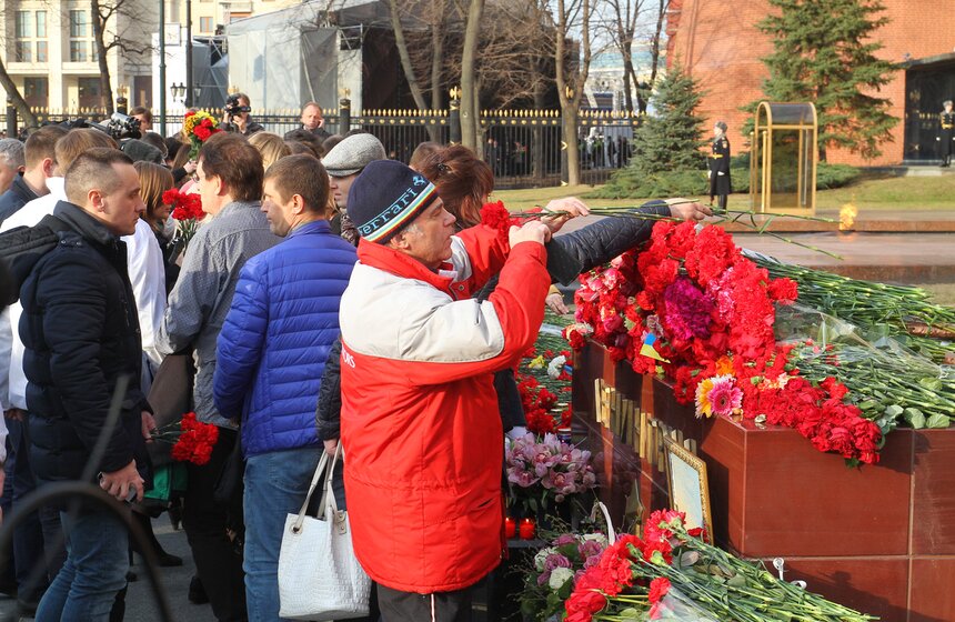 Акция памяти "Питер – мы с тобой!" прошла в Москве 16 фото