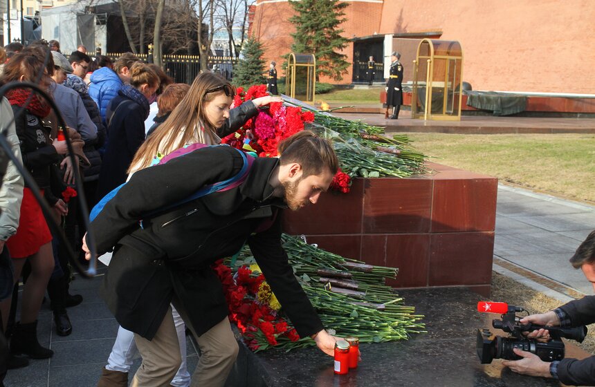 Акция памяти "Питер – мы с тобой!" прошла в Москве 15 фото