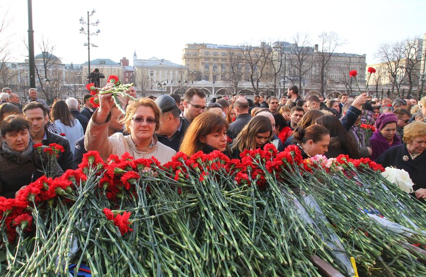 Акция памяти "Питер – мы с тобой!" прошла в Москве 19 фото