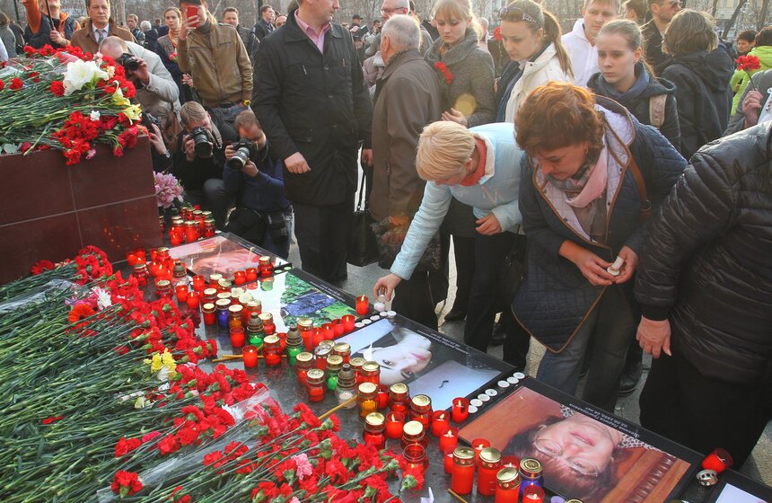 Акция памяти "Питер – мы с тобой!" прошла в Москве 22 фото