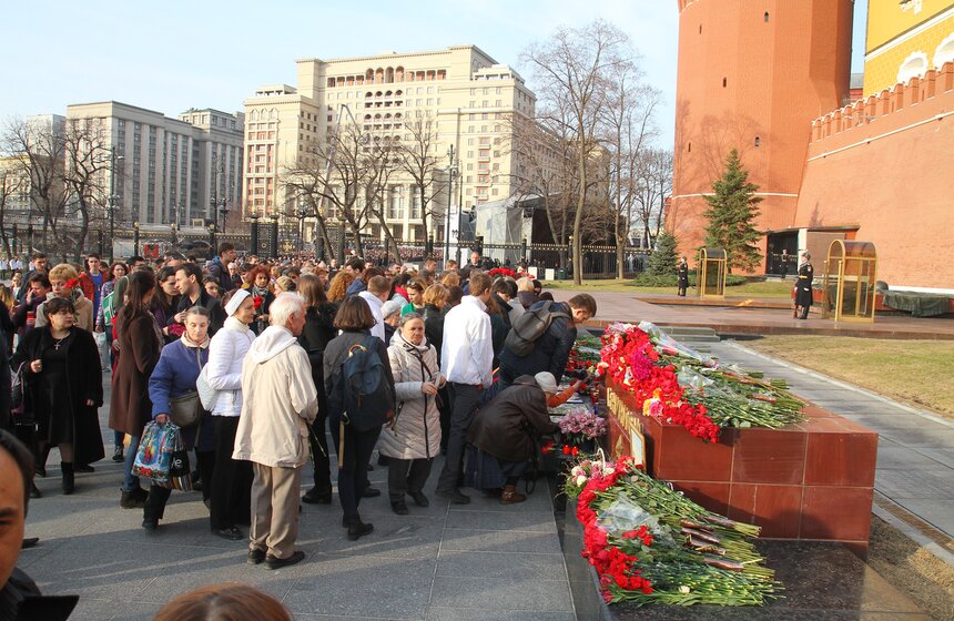 Акция памяти "Питер – мы с тобой!" прошла в Москве 14 фото