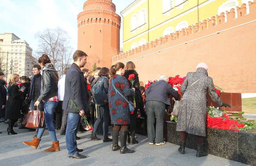 Акция памяти "Питер – мы с тобой!" прошла в Москве 13 фото