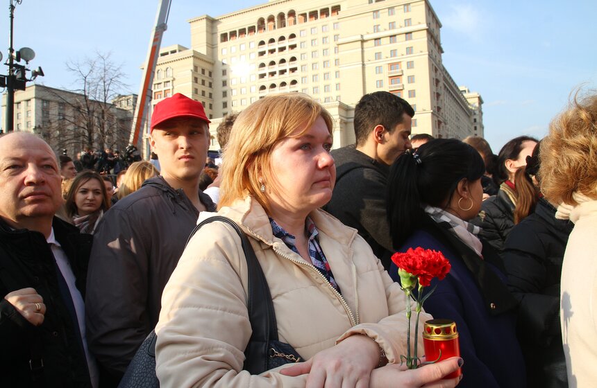 Акция памяти "Питер – мы с тобой!" прошла в Москве 7 фото