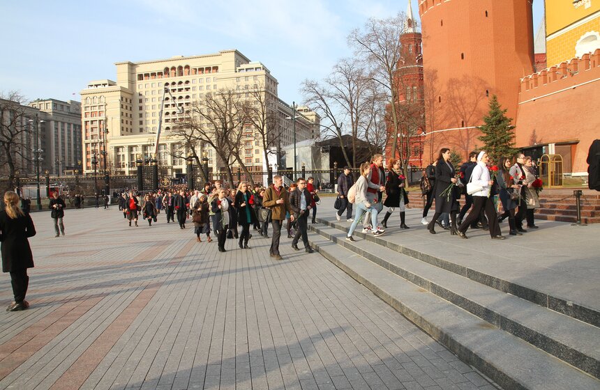 Акция памяти "Питер – мы с тобой!" прошла в Москве 11 фото