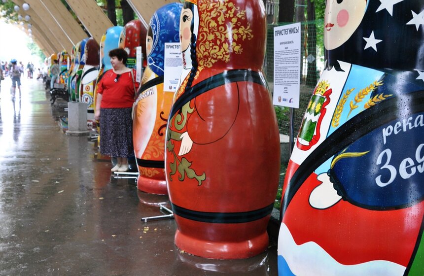 Выставка матрешек "Пристегнись, страна!" 17 фото