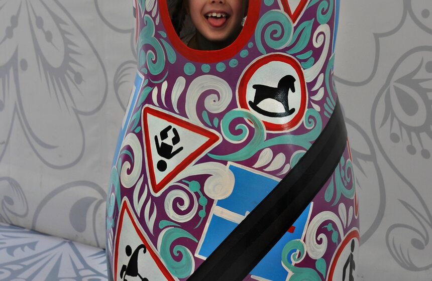 Выставка матрешек "Пристегнись, страна!" 18 фото