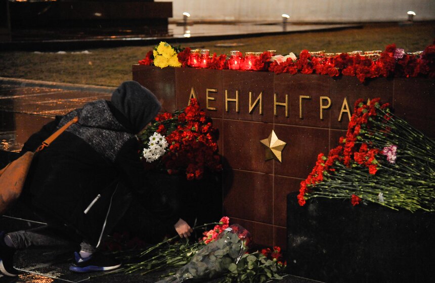 Москвичи почтили память жертв взрывов в петербургском метро 3 фото