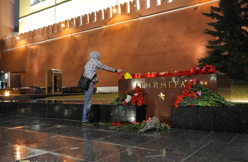 Москвичи почтили память жертв взрывов в петербургском метро 4 фото