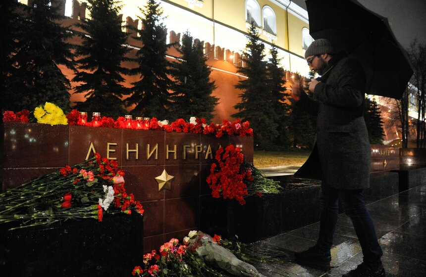 Москвичи почтили память жертв взрывов в петербургском метро 15 фото