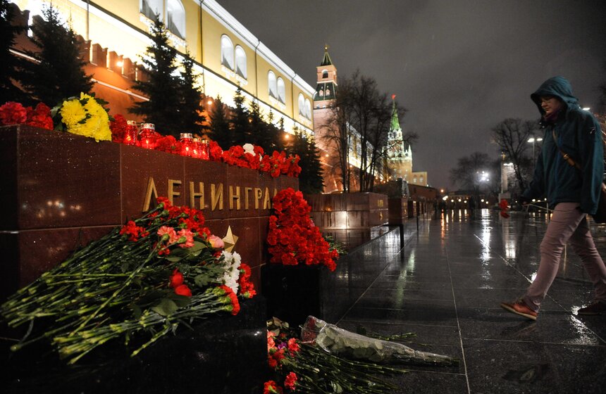 Москвичи почтили память жертв взрывов в петербургском метро 14 фото