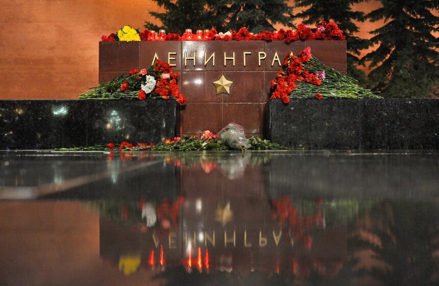 Москвичи почтили память жертв взрывов в петербургском метро 9 фото