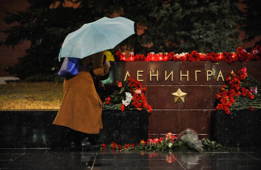 Москвичи почтили память жертв взрывов в петербургском метро 7 фото