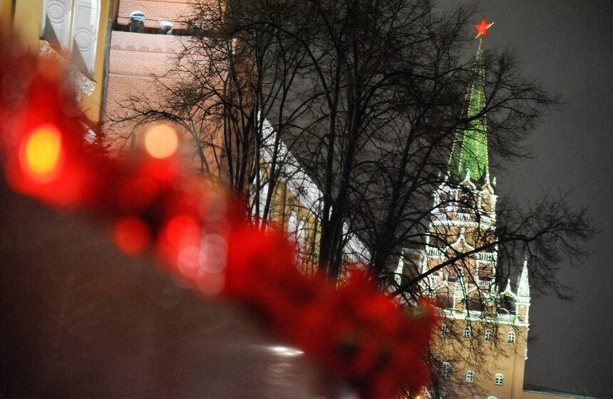 Москвичи почтили память жертв взрывов в петербургском метро 12 фото