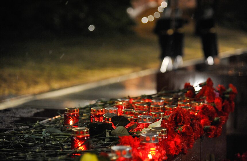 Москвичи почтили память жертв взрывов в петербургском метро 11 фото