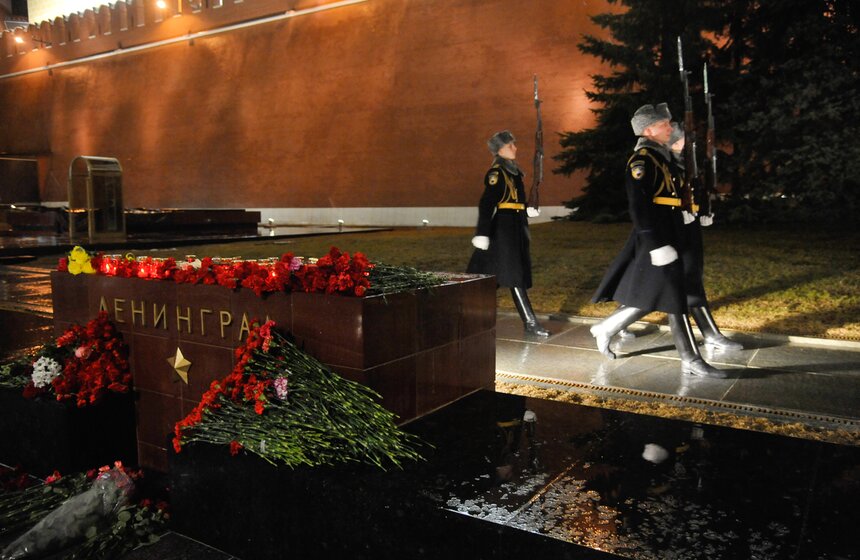 Москвичи почтили память жертв взрывов в петербургском метро 10 фото