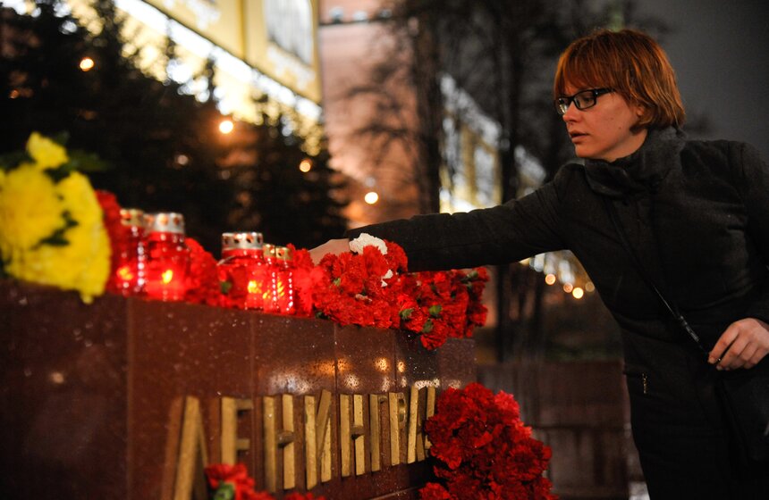 Москвичи почтили память жертв взрывов в петербургском метро 13 фото