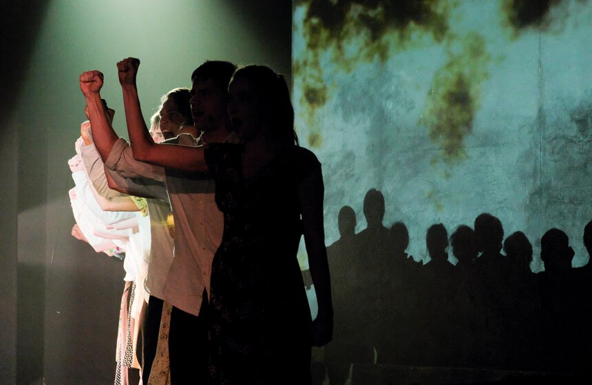 Спектакли "Золотой маски": "Молодая гвардия" 22 фото