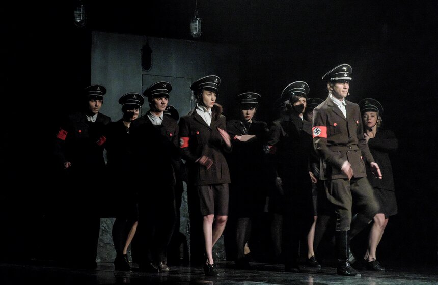 Спектакли "Золотой маски": "Молодая гвардия" 26 фото