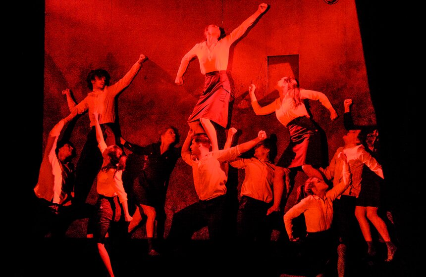 Спектакли "Золотой маски": "Молодая гвардия" 7 фото