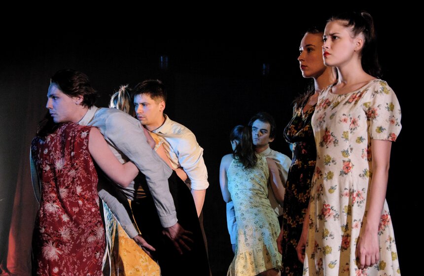 Спектакли "Золотой маски": "Молодая гвардия" 16 фото