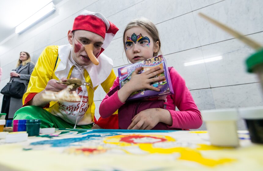 Детский праздник смеха и веселья прошел в московском метро 18 фото