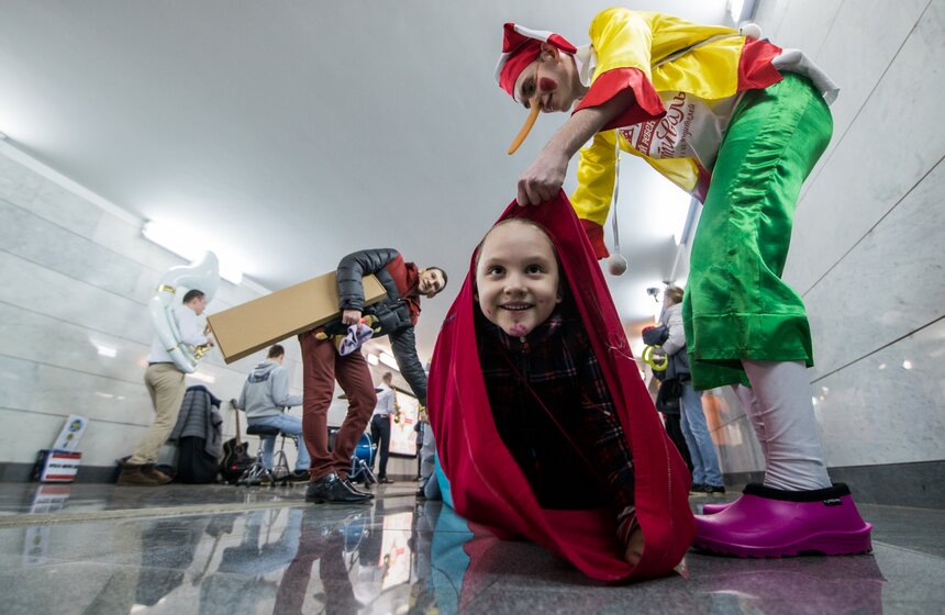 Детский праздник смеха и веселья прошел в московском метро 6 фото