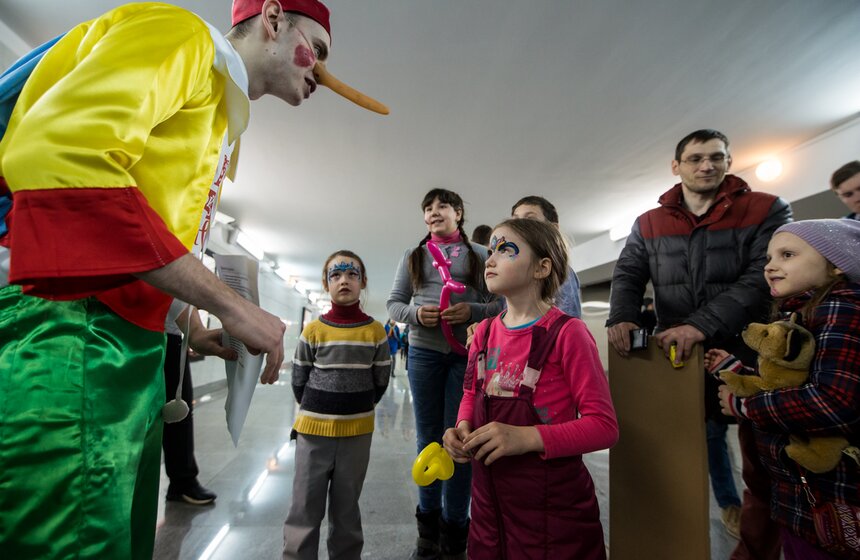 Детский праздник смеха и веселья прошел в московском метро 1 фото