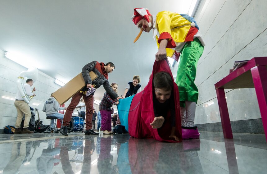 Детский праздник смеха и веселья прошел в московском метро 4 фото