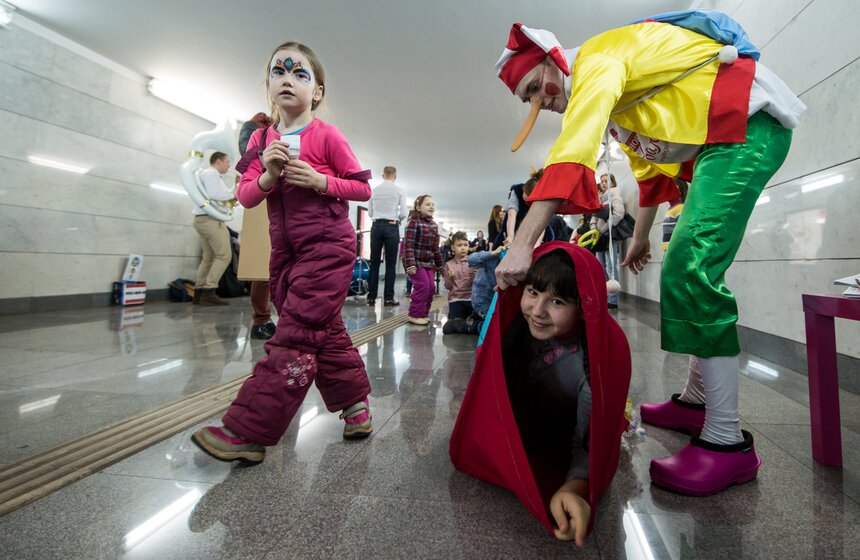 Детский праздник смеха и веселья прошел в московском метро 3 фото
