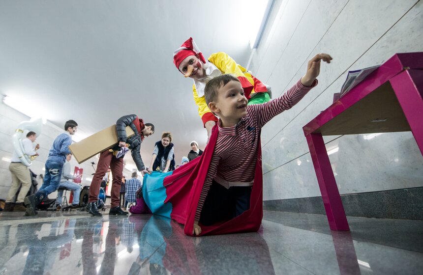 Детский праздник смеха и веселья прошел в московском метро 5 фото