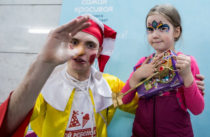 Детский праздник смеха и веселья прошел в московском метро 17 фото