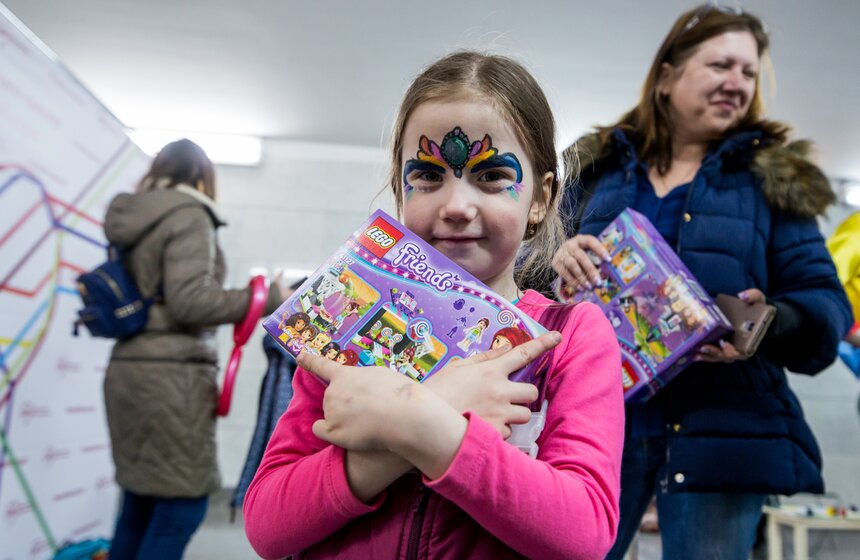 Детский праздник смеха и веселья прошел в московском метро 16 фото