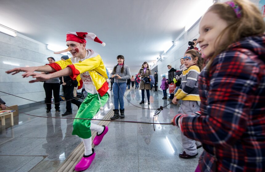 Детский праздник смеха и веселья прошел в московском метро 10 фото