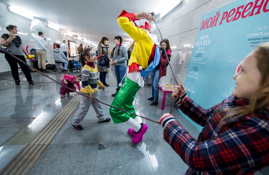 Детский праздник смеха и веселья прошел в московском метро 9 фото