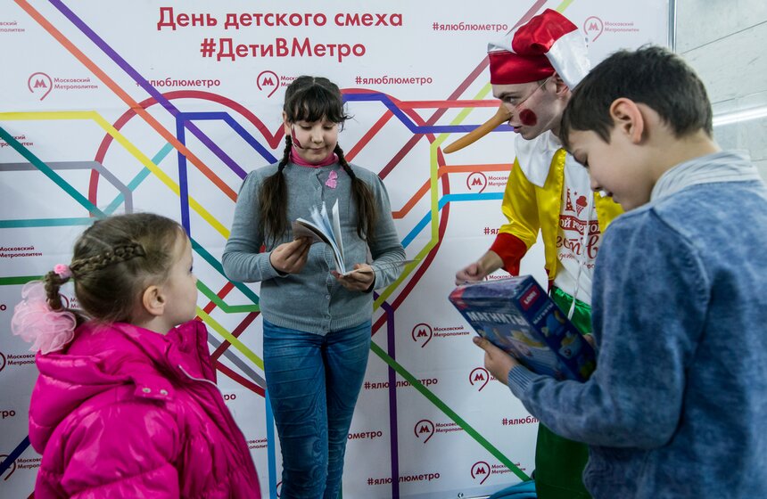 Детский праздник смеха и веселья прошел в московском метро 11 фото
