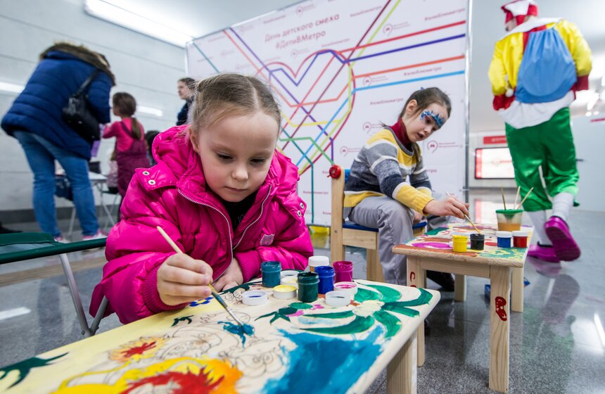 Детский праздник смеха и веселья прошел в московском метро 14 фото