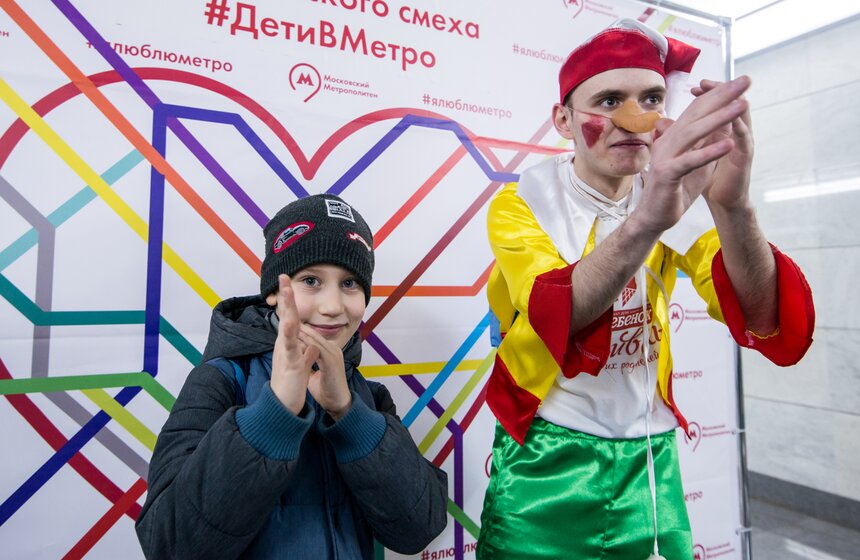 Детский праздник смеха и веселья прошел в московском метро 15 фото