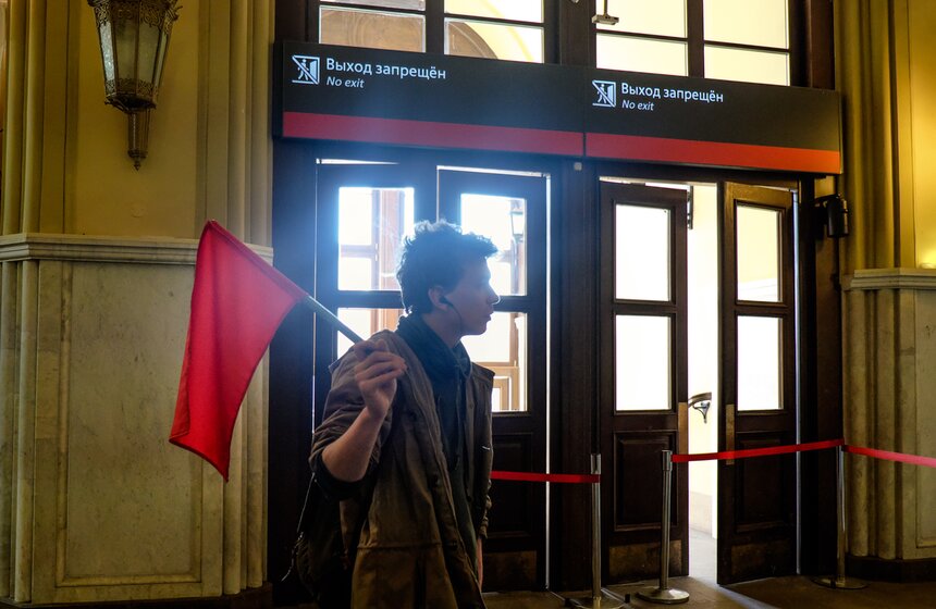 Спектакль "Разговоры беженцев" на Ленинградском вокзале 3 фото