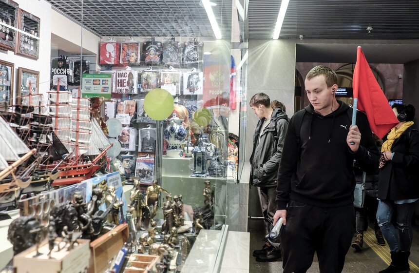 Спектакль "Разговоры беженцев" на Ленинградском вокзале 34 фото