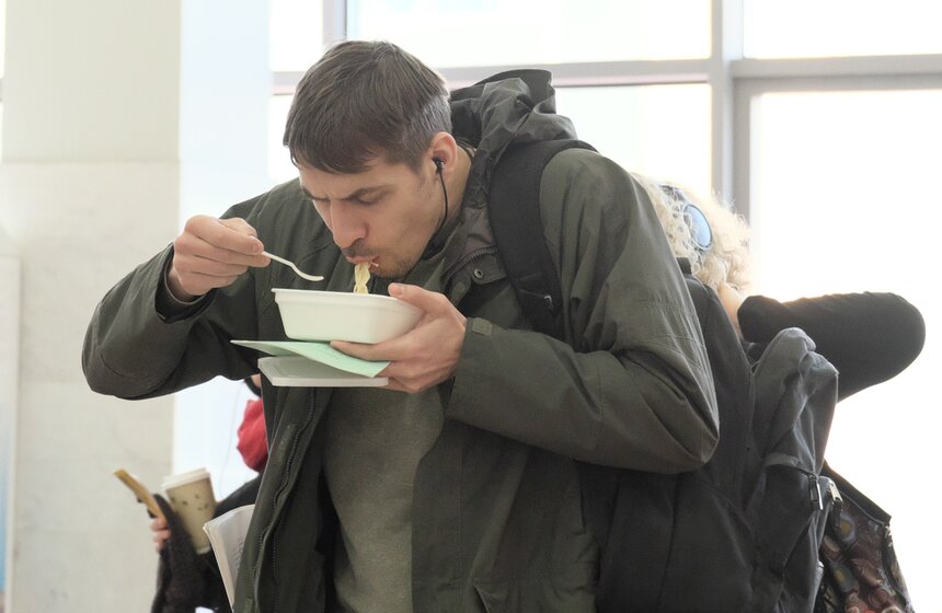 Спектакль "Разговоры беженцев" на Ленинградском вокзале 14 фото