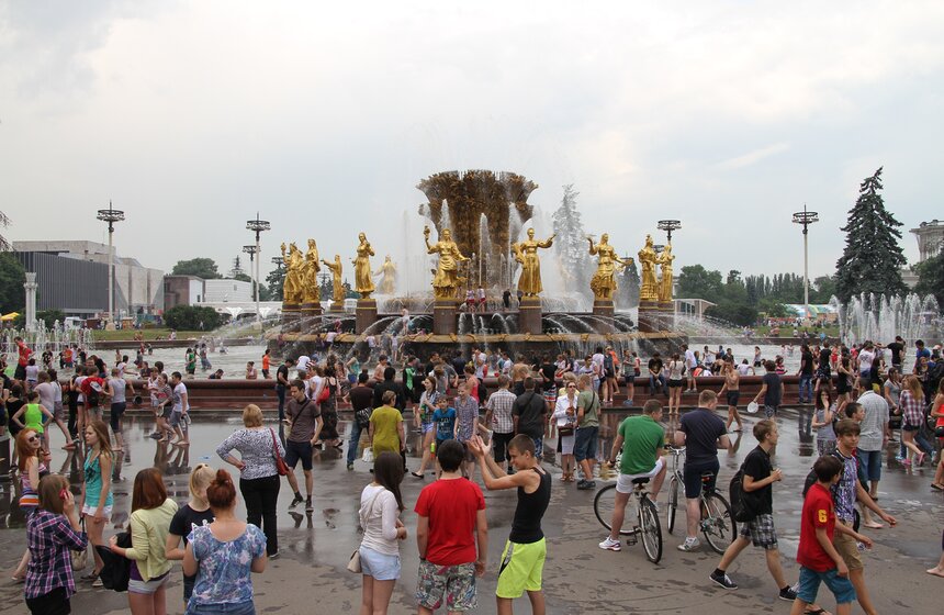 На ВВЦ москвичи приняли участие в "Водной битве" 1 фото