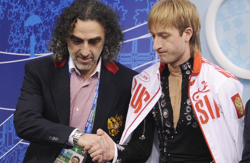 Российский фигурист Евгений Плющенко и его хореограф Давид Авдыш после выступления с короткой программой на XXI зимних Олимпийских играх. <br />Фото: ТАСС/Алексей Филиппов