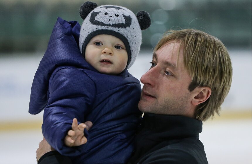 Фигурист Евгений Плющенко с сыном Александром на репетиции шоу-сказки "Снежный король" на базе "Новогорск". <br />Фото: ТАСC/Сергей Савостьянов