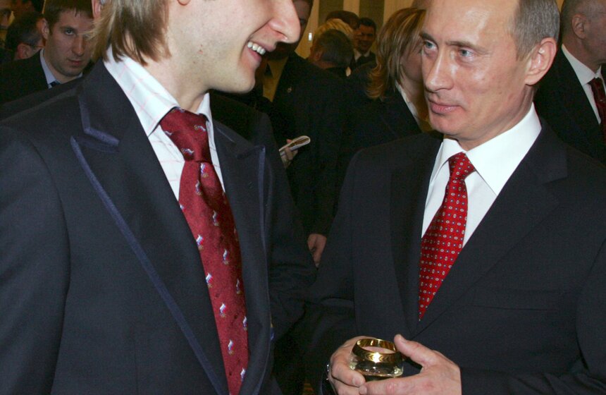 Олимпийский чемпион Евгений Плющенко и президент России Владимир Путин во время поздравления российских спортсменов, ставших чемпионами и призерами Зимней Олимпиады в Турине. <br />Фото: ТАСС/Сергей Жуков