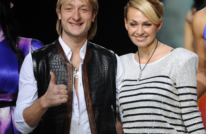 Фигурист Евгений Плющенко и продюсер Яна Рудковская во время показа новой коллекции модельера Ильи Шияна в рамках Volvo Fashion Week. <br />Фото: ТАСС/Максим Шеметов