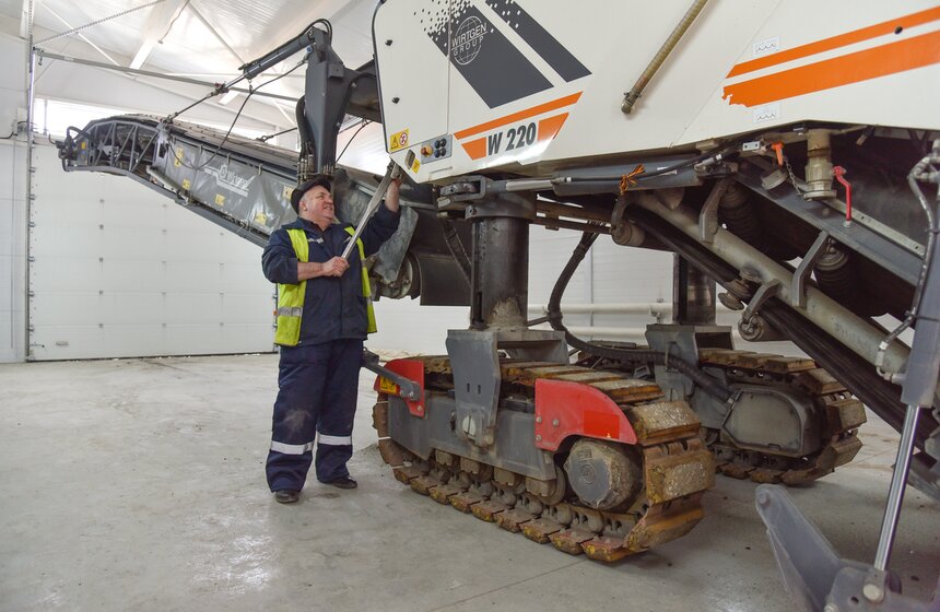 Пресс-тур на специализированную базу  ГБУ "Автомобильные дороги" 16 фото