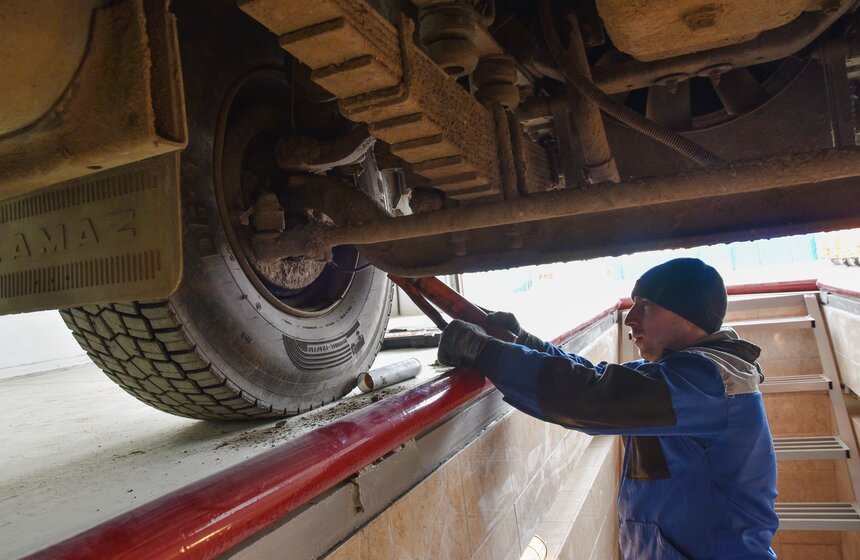 Пресс-тур на специализированную базу  ГБУ "Автомобильные дороги" 6 фото