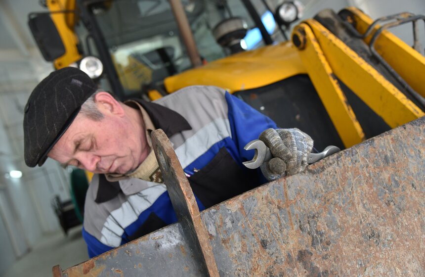 Пресс-тур на специализированную базу  ГБУ "Автомобильные дороги" 9 фото